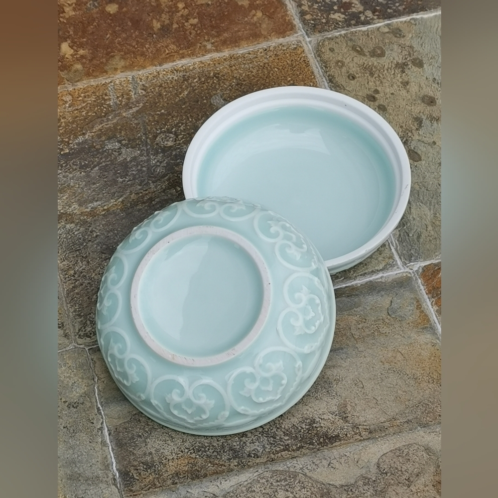 Chinese Celadon Porcelain PEONY Round Trinket Box - Picture 4 of 7